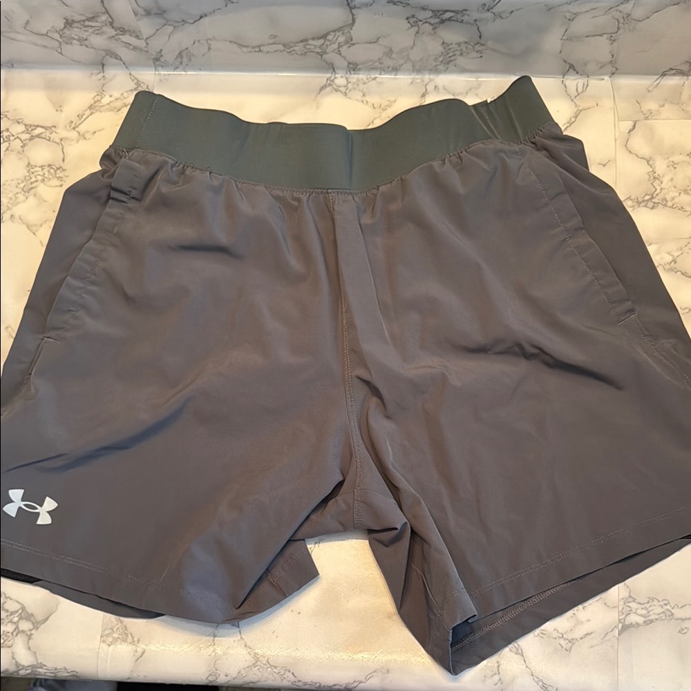 Men’s large under armour running shorts